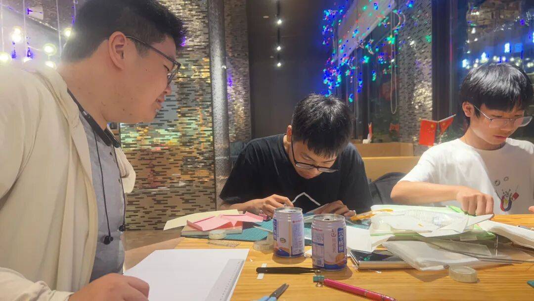 98.43米!这群年轻人在上海刷新纸飞机世界纪录,主投手专门练了棒球投掷,网友:居然没哈气